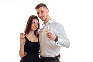 hermosa pareja enamorada sonriendo y sosteniendo copas de vino de cerca foto