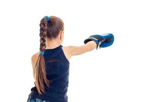 niña pequeña con guantes azules practicando habilidades de boxeo foto