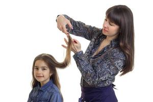 mujer corta a una niña linda foto