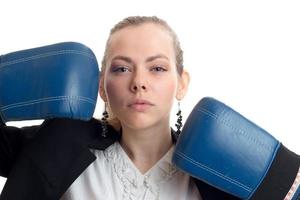 un retrato de primer plano de rubias sexuales que mantiene las manos en guantes de boxeo foto