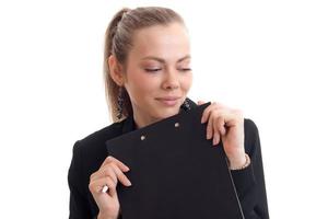 un retrato de primer plano de una rubia de negocios sexuales con la tableta en las manos foto