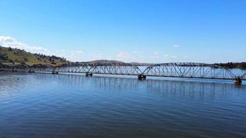 las imágenes del punto de vista del dron aéreo en el puente bethanga son un puente de acero que lleva la autopista riverina a través del lago hume, un lago artificial en el río murray. video