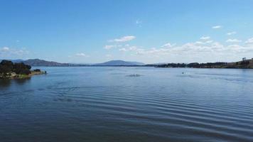 bellbridge est une petite ville son emplacement idéal sur le lac hume avec des eaux calmes fond de montagne lac avec des bateaux à albury wodonga nsw et état de victoria, australie. video
