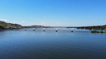 de antenn Drönare punkt av se antal fot på de bethanga bro är en stål fackverk väg bro den där bär de riverina motorväg tvärs över sjö hume, ett artificiell sjö på de murray flod. video