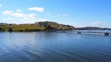 las imágenes del punto de vista del dron aéreo en el puente bethanga son un puente de acero que lleva la autopista riverina a través del lago hume, un lago artificial en el río murray. video