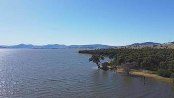 de antenn Drönare punkt av se antal fot på bowna vattnen boka är naturlig park på de strand av sjö hume populär båt sjösättning plats i albury, nsw ,Australien. video