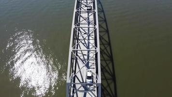 de antenne dar punt van visie beeldmateriaal vliegend over- Bij de bethanga brug is een staal truss weg brug dat draagt de riverina snelweg aan de overkant meer hume, een kunstmatig meer Aan de murray rivier. video