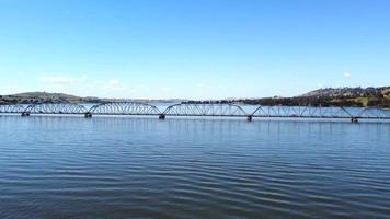 de antenne dar punt van visie beeldmateriaal Bij de bethanga brug is een staal truss weg brug dat draagt de riverina snelweg aan de overkant meer hume, een kunstmatig meer Aan de murray rivier. video