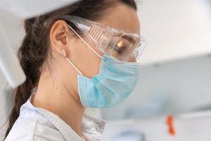 retrato de primer plano de un dentista con máscara azul foto