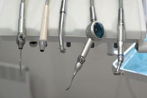 primer plano de un conjunto de herramientas para el tratamiento dental foto