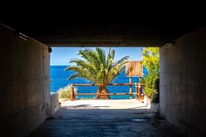 hermoso mar azul desde el túnel foto