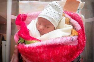 retrato de una linda niña recién nacida foto