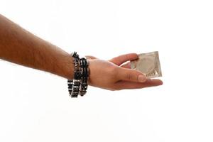 mano masculina sostiene un condón foto