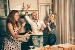 foto de divertidos y hermosos amigos bailando en una fiesta en casa