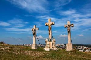 nitra, eslovaquia - 06.17.2022 calvario en la ciudad de nitra con zobor hill, república eslovaca. lugar religioso. patrimonio cultural. foto