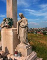 nitra, eslovaquia - 06.17.2022 calvario en la ciudad de nitra con zobor hill, república eslovaca. lugar religioso. patrimonio cultural. foto