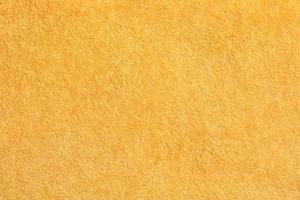 toalla amarilla para toallas. concepto de tela y textura amarilla. cierre una toalla de felpa. foto