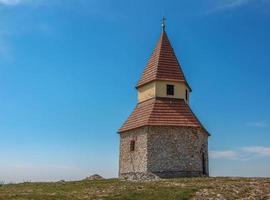 calvario en la ciudad de nitra, república eslovaca. capilla hexagonal del santo sepulcro. peregrinaciones cristianas tienen lugar aquí cada año. foto