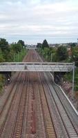 imagens de alto ângulo do trem ferroviário britânico nos trilhos, video