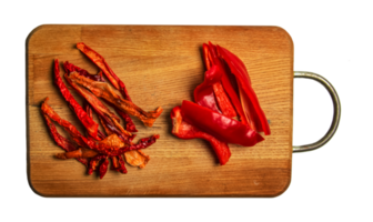 chips de pimenta vermelha seca kappia sweet bell, páprica e fatias de pimenta fresca em uma placa de cozinha de madeira. feche, copie o espaço. png