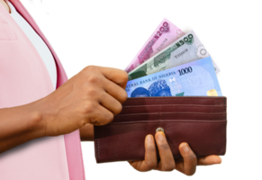 mão feminina justa segurando bolsa marrom com notas de naira nigeriana, mão removendo dinheiro da bolsa isolada em fundo transparente png