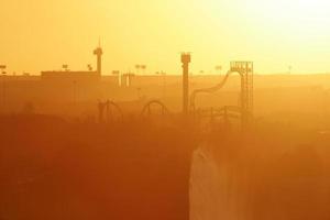 vista del atardecer del parque de atracciones foto