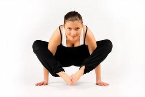 mujer haciendo yoga sobre fondo blanco foto