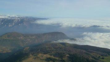 schöne landschaft mit bergen und nebelwolken, drohne fliegt um die bergspitze video