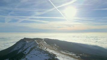 schöne landschaft mit bergen und nebelwolken, drohne fliegt um die bergspitze video