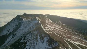bela paisagem com montanhas e nuvens de nevoeiro, drone voando ao redor do topo da montanha video