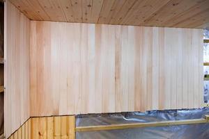 paredes de madera de una sauna tradicional. construcción en progreso foto
