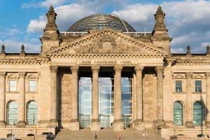 berlín, alemania-8 de agosto de 2022-vista de la fachada principal del parlamento alemán o bundestag en berlín durante un día soleado. foto