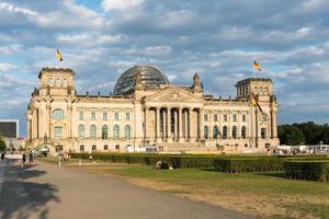 berlín, alemania-8 de agosto de 2022-vista de la fachada principal del parlamento alemán o bundestag en berlín durante un día soleado. foto