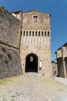 torrechiara,italia-31 de julio de 2022-vista del castillo de torrechiara en la provincia de parma durante un día soleado foto