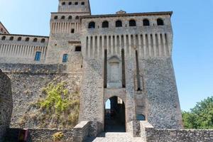 torrechiara,italia-31 de julio de 2022-vista del castillo de torrechiara en la provincia de parma durante un día soleado foto