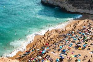 algarve, portugal-agosto 13, 2017-personas en la playa en la costa del algarve en portugal durante un día soleado foto