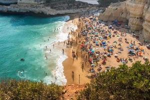 algarve, portugal-agosto 13, 2017-personas en la playa en la costa del algarve en portugal durante un día soleado foto