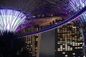 singapur 10 de junio de 2022. iluminación en jardines junto a la bahía por la noche foto