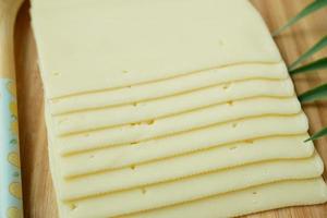 pila de lonchas de queso en primer plano amarillo foto