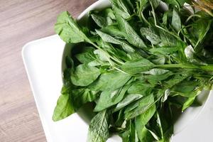 Fresh spinach leaves on table , photo