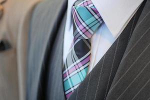 ropa de camisa de hombre con corbata en blanco. foto