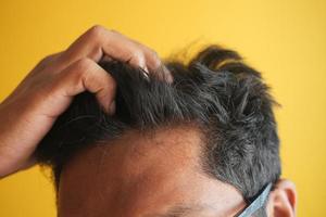 concepto de pérdida de cabello con el hombre revisando su cabello foto
