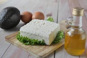 tofu, aceite de oliva y aguacate en la mesa foto