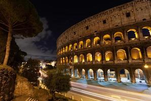 roma, italia, coliseo antiguo edificio antiguo batalla de gladiadores en la noche. foto