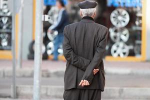 un anciano elegante vestido con un traje tradicional turco. foto