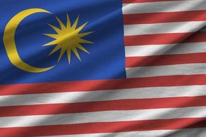 bandera de malasia con grandes pliegues ondeando de cerca bajo la luz del estudio en el interior. los símbolos y colores oficiales en banner foto