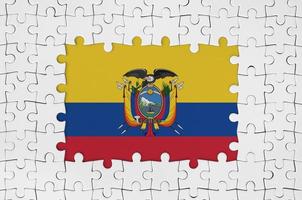 bandera de ecuador en el marco de piezas de un rompecabezas blanco con la parte central faltante foto
