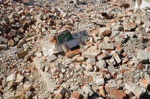 montón de ladrillos y fragmentos de hormigón del edificio destruido foto