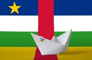 bandera de la república centroafricana representada en el primer plano del barco de origami de papel. concepto de artes hechas a mano foto