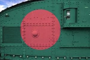 bandera de bangladesh representada en la parte lateral del primer plano del tanque blindado militar. antecedentes conceptuales de las fuerzas armadas foto